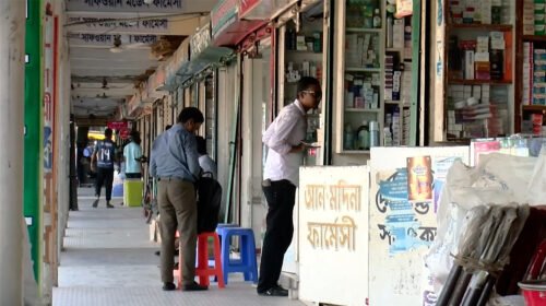 চট্টগ্রামের বাজারে মাস্ক ও স্যানিটাইজার সংকট