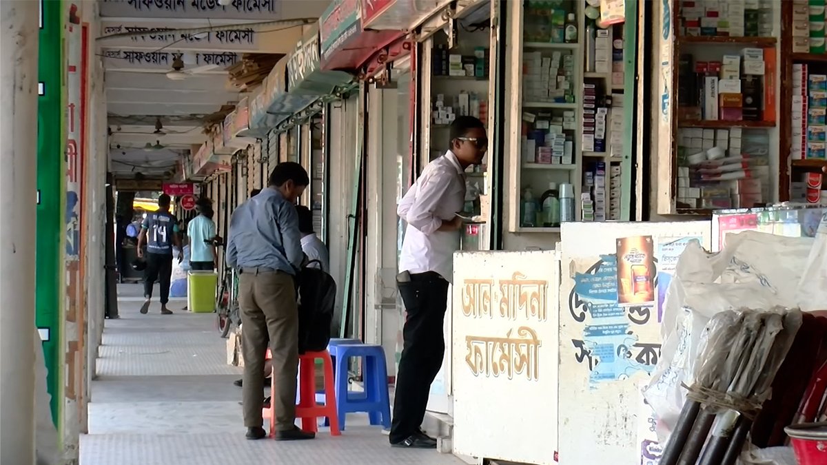 চট্টগ্রামের বাজারে মাস্ক ও স্যানিটাইজার সংকট