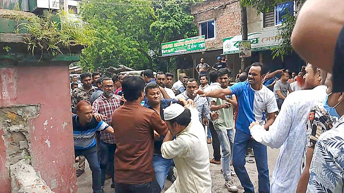সাতক্ষীরা প্রেসক্লাবে হামলা, আহত ১০