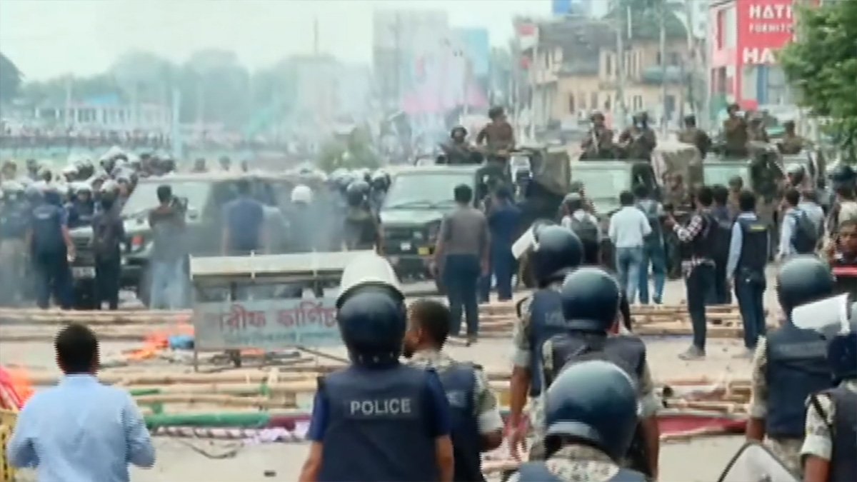১৪ ঘণ্টা শিথিলের পর গোপালগঞ্জে আবারও কারফিউ ১৪ ঘণ্টা শিথিলের পর গোপালগঞ্জে আবারও কারফিউ