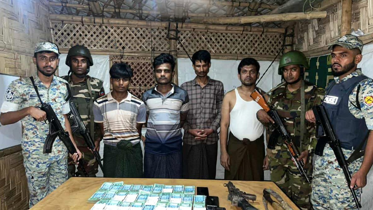 রোহিঙ্গা ক্যাম্প থেকে ১৪ লাখ টাকা ও আগ্নেয়াস্ত্রসহ নবী হোসেন গ্রুপের ৪ সন্ত্রাসী আটক