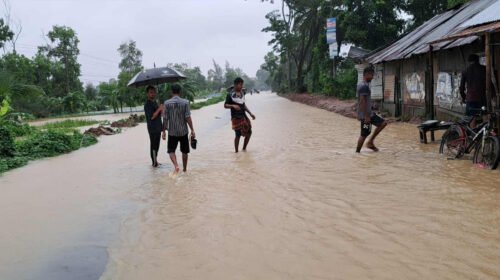 বাঁধ ভেঙে ফেনীর ২০ গ্রাম প্লাবিত, পরশুরাম সড়কে যান চলাচল বন্ধ