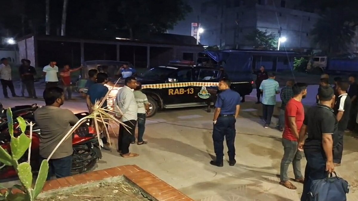 গাইবান্ধায় অপহৃত কিশোরীকে উদ্ধারে গিয়ে হামলার শিকার র‍্যাব, গ্রেফতার ৩