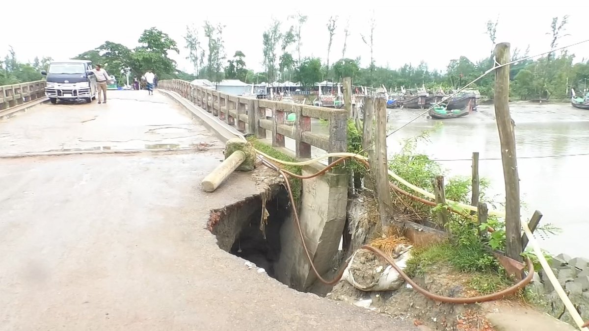 নদী ভাঙনের কবলে লক্ষ্মীপুরের বয়ার চর ব্রিজ