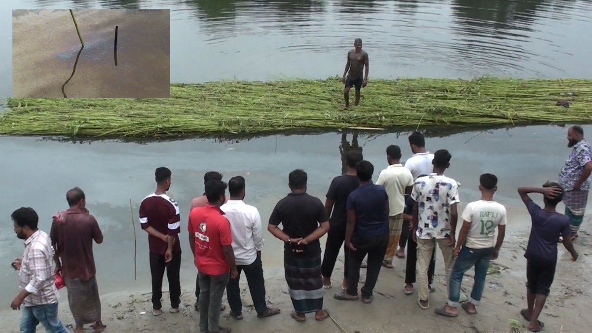 মেহেরপুরে ভৈরব নদে ভেসে উঠছে তেলজাতীয় পদার্থ