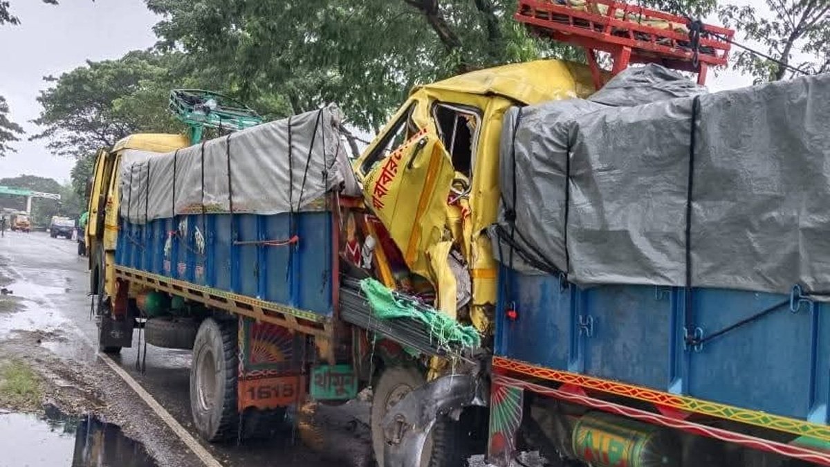 নাটোরে ট্রাকের পেছনে আরেক ট্রাকের ধাক্কায় নিহত ১ নাটোরে ট্রাকের পেছনে আরেক ট্রাকের ধাক্কায় নিহত ১