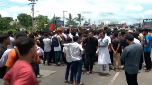 পটিয়ায় পুলিশি হামলার প্রতিবাদে চট্টগ্রাম-কক্সবাজার মহাসড়ক অবরোধ