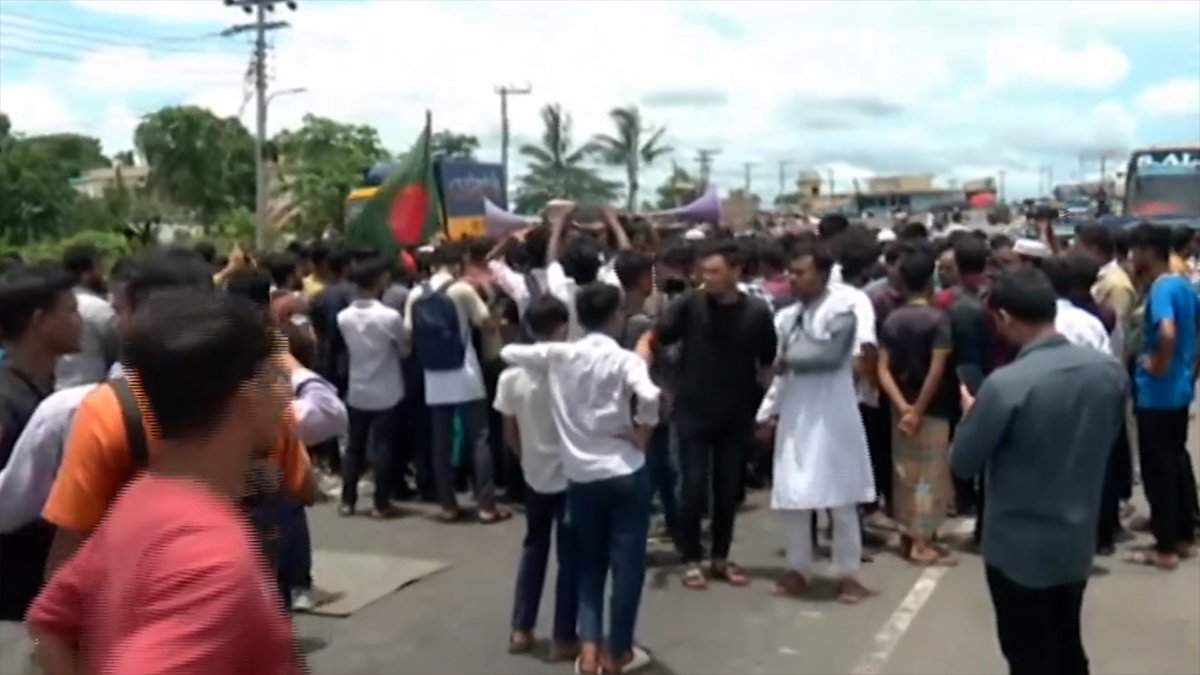 পটিয়ায় পুলিশি হামলার প্রতিবাদে চট্টগ্রাম-কক্সবাজার মহাসড়ক অবরোধ