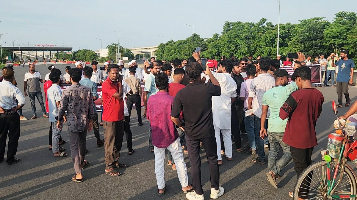ব্যবসায়ী হত্যার প্রতিবাদে পদ্মা সেতু টোল প্লাজা অবরোধ, আধা ঘণ্টা পর যান চলাচল স্বাভাবিক