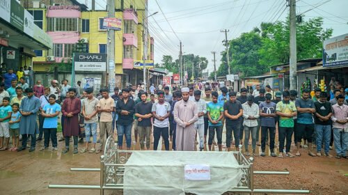 রংপুরে সড়ক সংস্কারের দাবিতে প্রতীকী গায়েবানা জানাজা