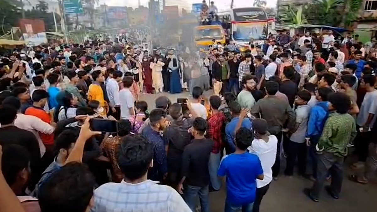 ৭ ঘণ্টা পর ঢাকা-কুয়াকাটা মহাসড়ক ছাড়লো শিক্ষার্থীরা, যান চলাচল স্বাভাবিক ৭ ঘণ্টা পর ঢাকা-কুয়াকাটা মহাসড়ক ছাড়লো শিক্ষার্থীরা, যান চলাচল স্বাভাবিক