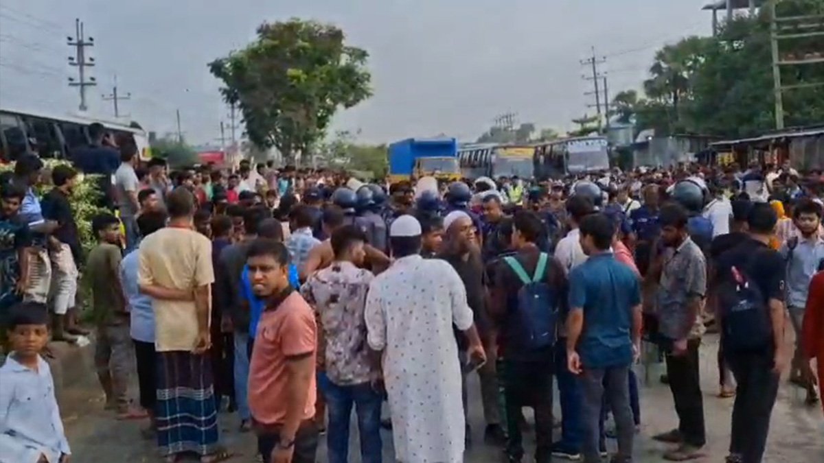 গাজীপুরে ঢাকা-ময়মনসিংহ মহাসড়ক অবরোধ শ্রমিকদের, ধাওয়া-পাল্টাধাওয়া