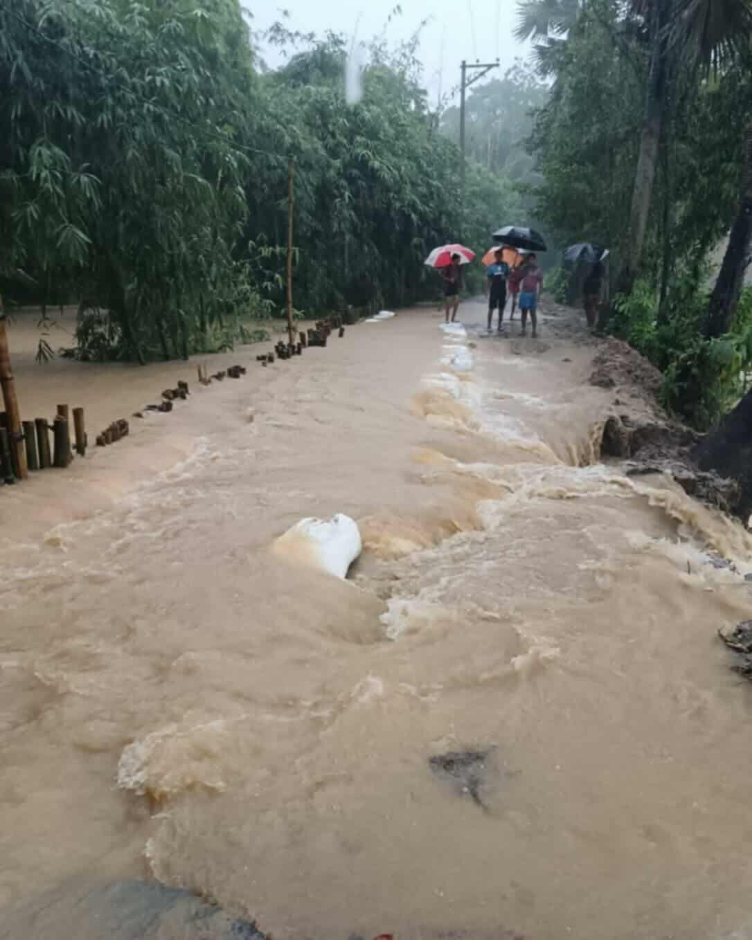 বাঁধ ভেঙে ফেনীর ১৫ গ্রাম প্লাবিত, ১৩১টি আশ্রয়কেন্দ্র চালু