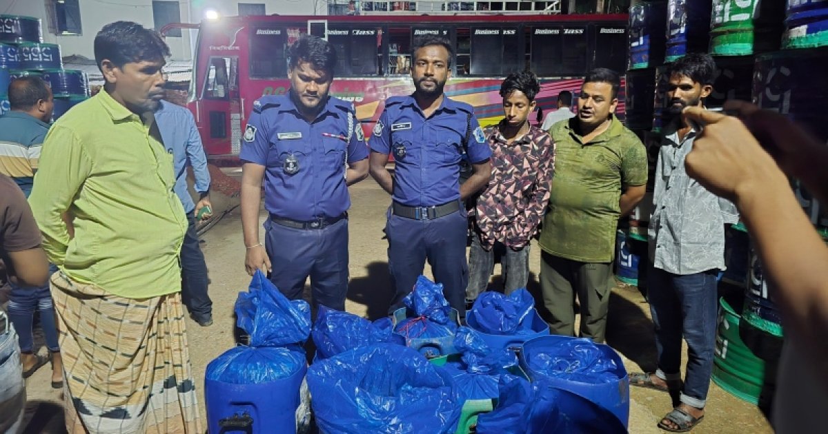 কাপ্তাই হ্রদের মাছ পাচারের সময় যাত্রীবাহী বাসসহ জব্দ