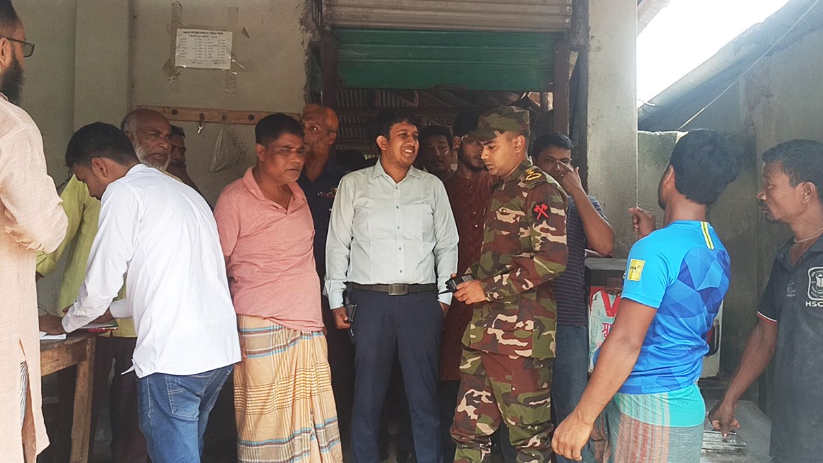 পঞ্চগড়ে সেনাবাহিনীর অভিযানে দুই আইসক্রিম কারখানাকে ৭০ হাজার টাকা জরিমানা পঞ্চগড়ে সেনাবাহিনীর অভিযানে দুই আইসক্রিম কারখানাকে ৭০ হাজার টাকা জরিমানা