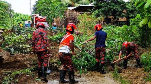 পাহাড় ধসে সাজেক-বাঘাইহাট সড়কে যোগাযোগ বিচ্ছিন্ন, আটকা চার শতাধিক পর্যটক