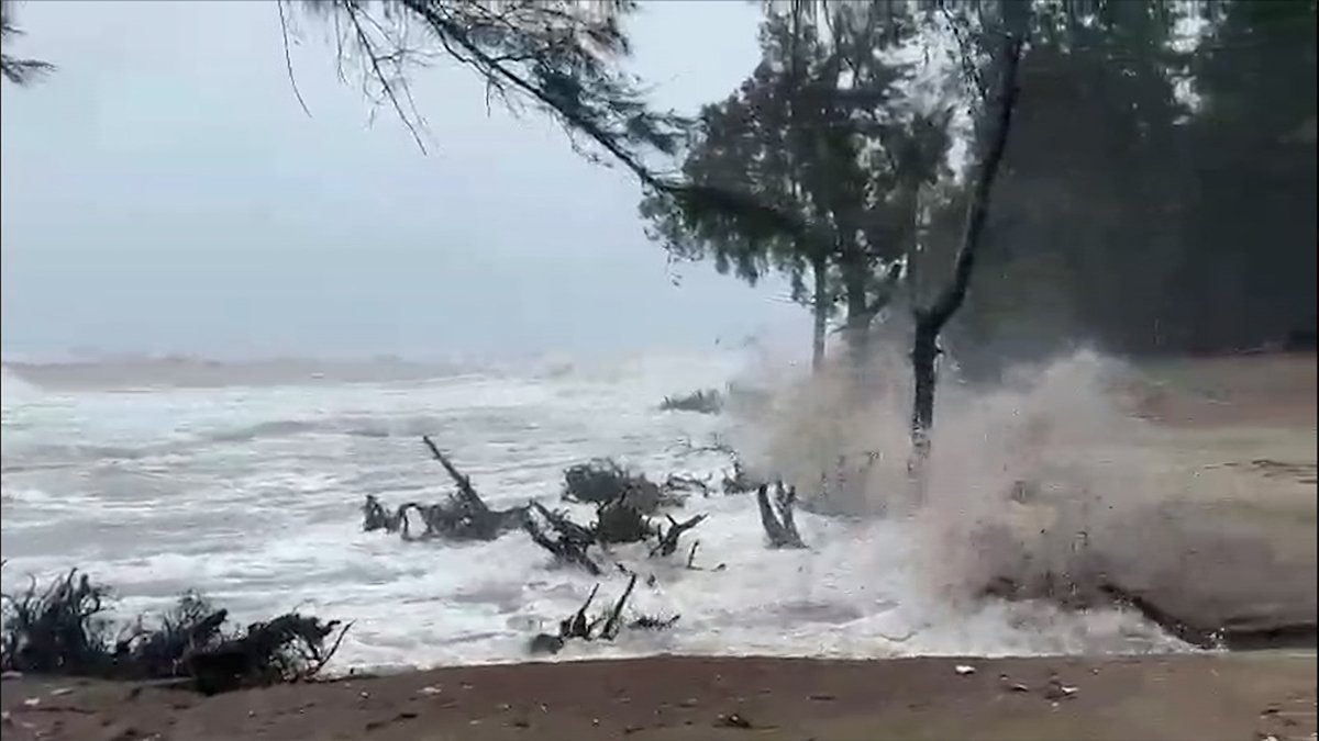 ঢেউয়ের আঘাতে মেরিন ড্রাইভে ভাঙন, দুর্ভোগে উপকূলের প্লাবিত অঞ্চলের মানুষ ঢেউয়ের আঘাতে মেরিন ড্রাইভে ভাঙন, দুর্ভোগে উপকূলের প্লাবিত অঞ্চলের মানুষ