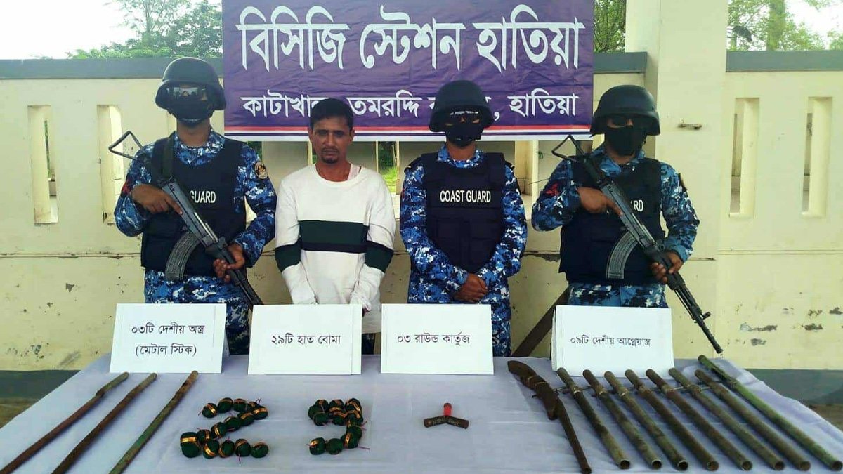 হাতিয়ায় ৯ আগ্নেয়াস্ত্র, ২৯ হাতবোমাসহ আটক এক হাতিয়ায় ৯ আগ্নেয়াস্ত্র, ২৯ হাতবোমাসহ আটক এক