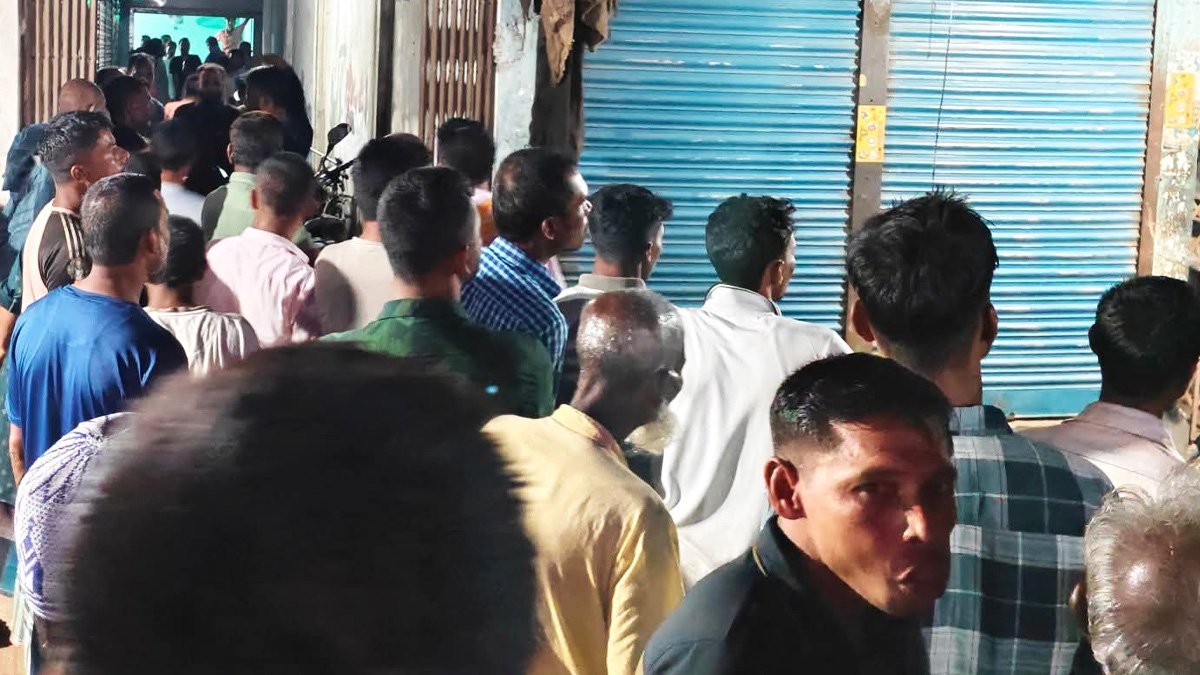 গাইবান্ধায় পাওনা টাকার জেরে তাণ্ডবের উপক্রম, সেনা হস্তক্ষেপে শান্ত পরিস্থিতি গাইবান্ধায় পাওনা টাকার জেরে তাণ্ডবের উপক্রম, সেনা হস্তক্ষেপে শান্ত পরিস্থিতি