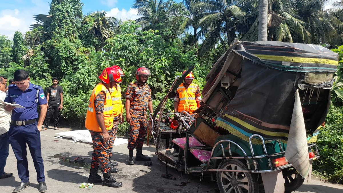 খুলনায় ট্রাকের ধাক্কায় ইজিবাইকের ৩ যাত্রী নিহত খুলনায় ট্রাকের ধাক্কায় ইজিবাইকের ৩ যাত্রী নিহত