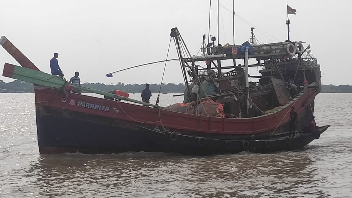 অবৈধ অনুপ্রবেশের দায়ে ভারতীয় ট্রলারসহ ১৪ জেলে আটক অবৈধ অনুপ্রবেশের দায়ে ভারতীয় ট্রলারসহ ১৪ জেলে আটক