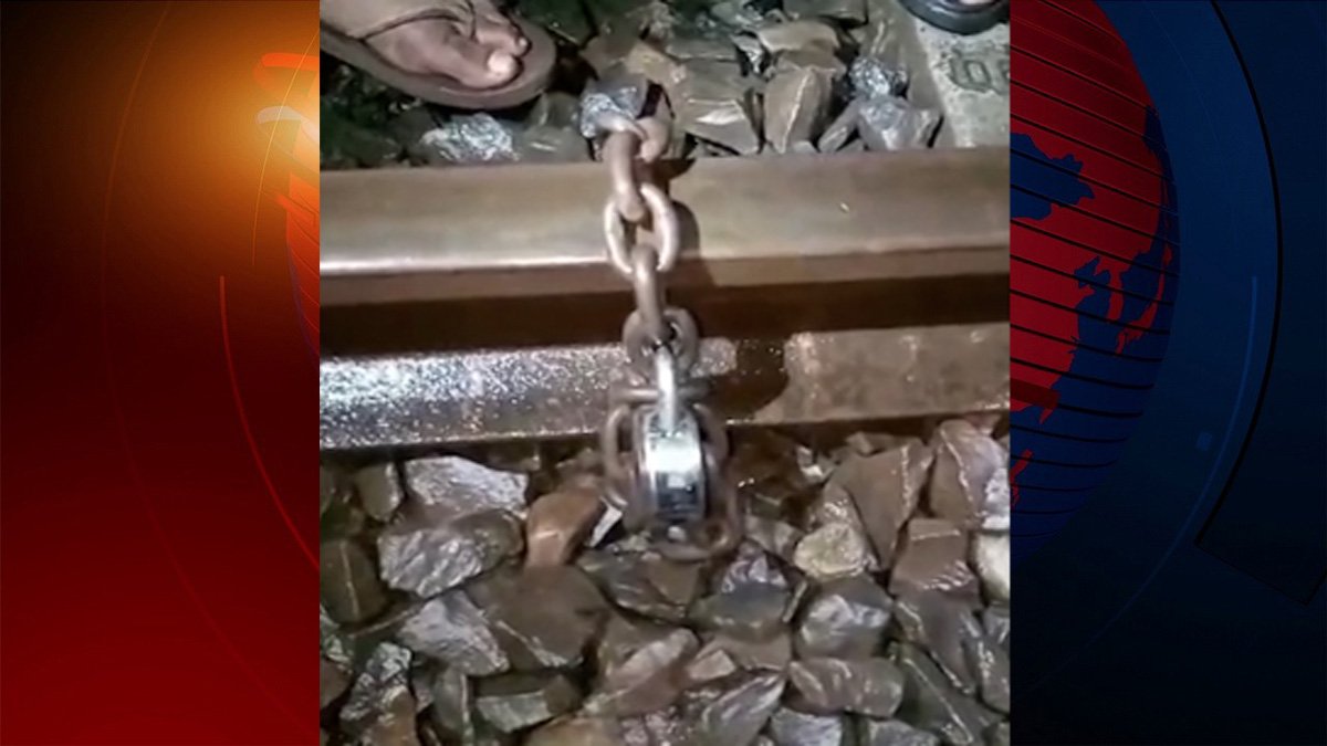 নাটোরে রেললাইনে তালাসহ শেকল লাগিয়ে নাশকতার চেষ্টা নাটোরে রেললাইনে তালাসহ শেকল লাগিয়ে নাশকতার চেষ্টা