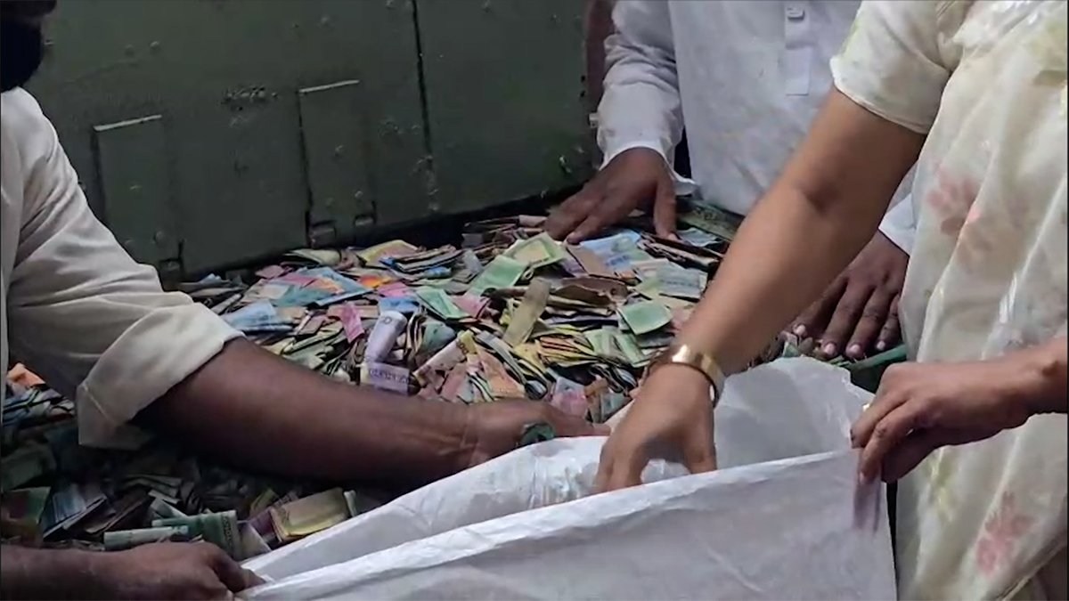 পাগলা মসজিদের দানবাক্স খুলে পাওয়া গেল ৩২ বস্তা টাকা পাগলা মসজিদের দানবাক্স খুলে পাওয়া গেল ৩২ বস্তা টাকা