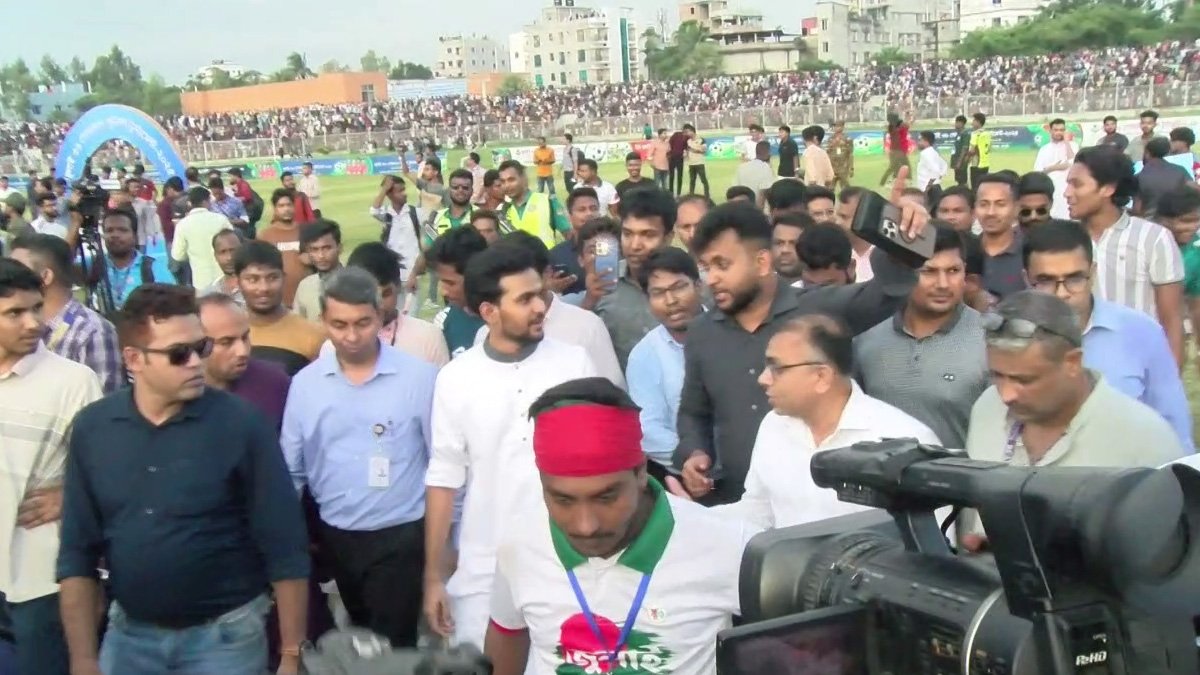 রংপুরে আন্তর্জাতিক মানের স্টেডিয়াম তৈরির আশ্বাস ক্রীড়া উপদেষ্টার রংপুরে আন্তর্জাতিক মানের স্টেডিয়াম তৈরির আশ্বাস ক্রীড়া উপদেষ্টার