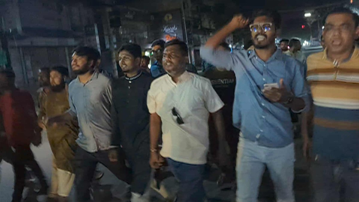 নুরের উপর হামলার প্রতিবাদে সাতক্ষীরায় বিক্ষোভ নুরের উপর হামলার প্রতিবাদে সাতক্ষীরায় বিক্ষোভ