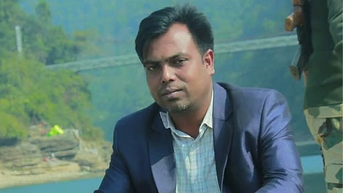 প্রথম জানাজা শেষে ময়মনসিংহের পথে সাংবাদিক তুহিনের লাশ