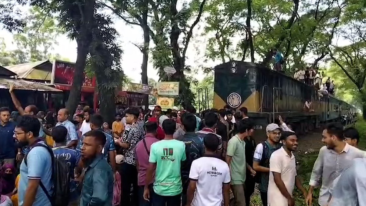 তিন দাবিতে বাকৃবি শিক্ষার্থীদের ঢাকা-ময়মনসিংহ রেলপথ অবরোধ তিন দাবিতে বাকৃবি শিক্ষার্থীদের ঢাকা-ময়মনসিংহ রেলপথ অবরোধ