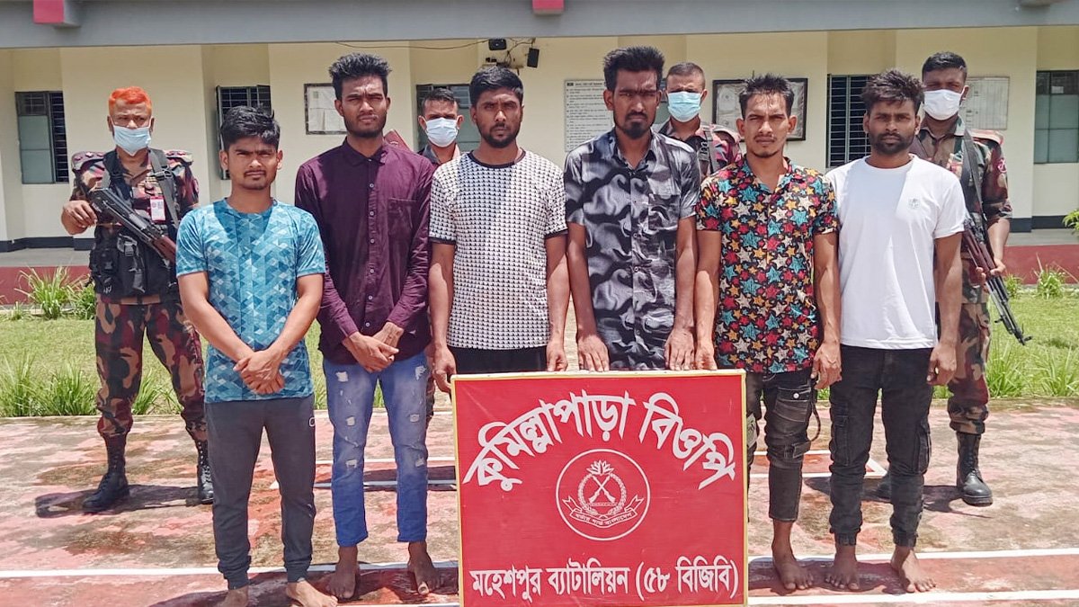 ভারত থেকে অবৈধভাবে প্রবেশের সময় মহেশপুর সীমান্তে আটক ১৭