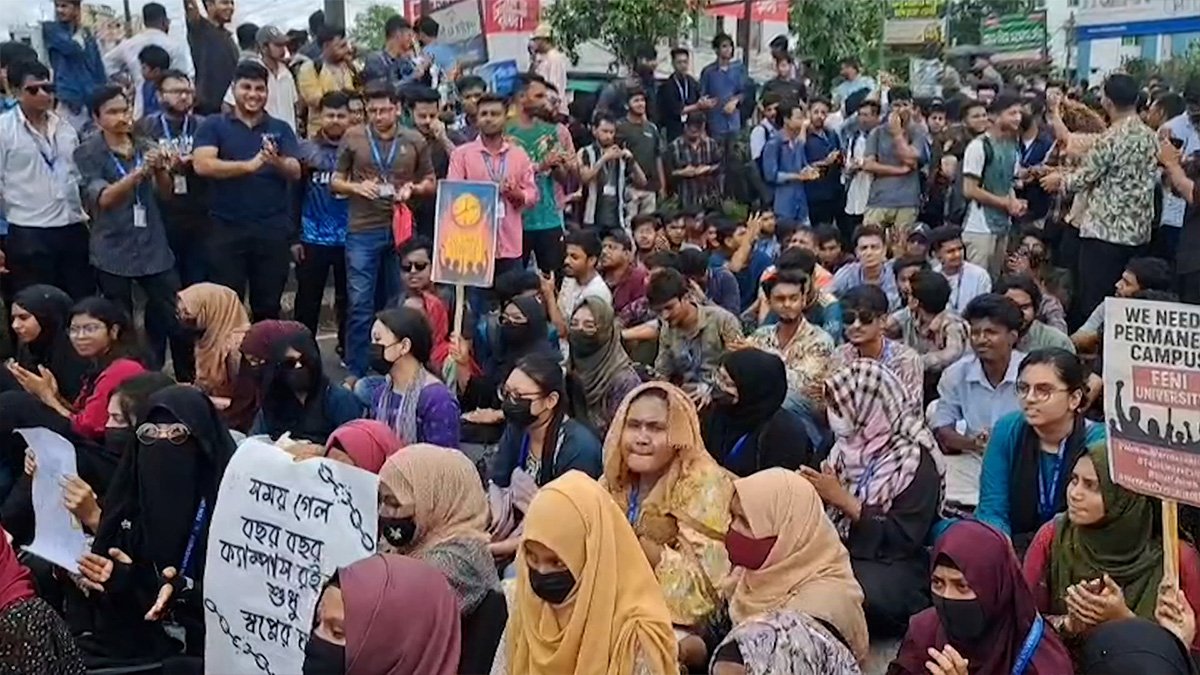 ৬ দাবিতে ফেনী বিশ্ববিদ্যালয়ের শিক্ষার্থীদের ঢাকা-চট্টগ্রাম মহাসড়ক অবরোধ ৬ দাবিতে ফেনী বিশ্ববিদ্যালয়ের শিক্ষার্থীদের ঢাকা-চট্টগ্রাম মহাসড়ক অবরোধ