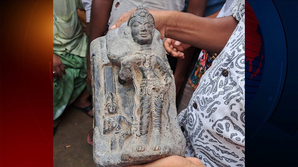 গাইবান্ধায় ব্যবসায়ীর বাড়ি থেকে কষ্টি পাথর সদৃশ মূর্তি উদ্ধার