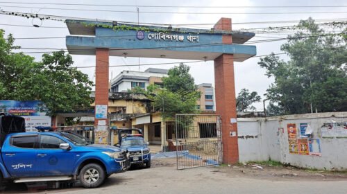 গাইবান্ধায় হাত-পায়ে শিকল বাঁধা অবস্থায় যুবকের ঝুলন্ত মরদেহ উদ্ধার