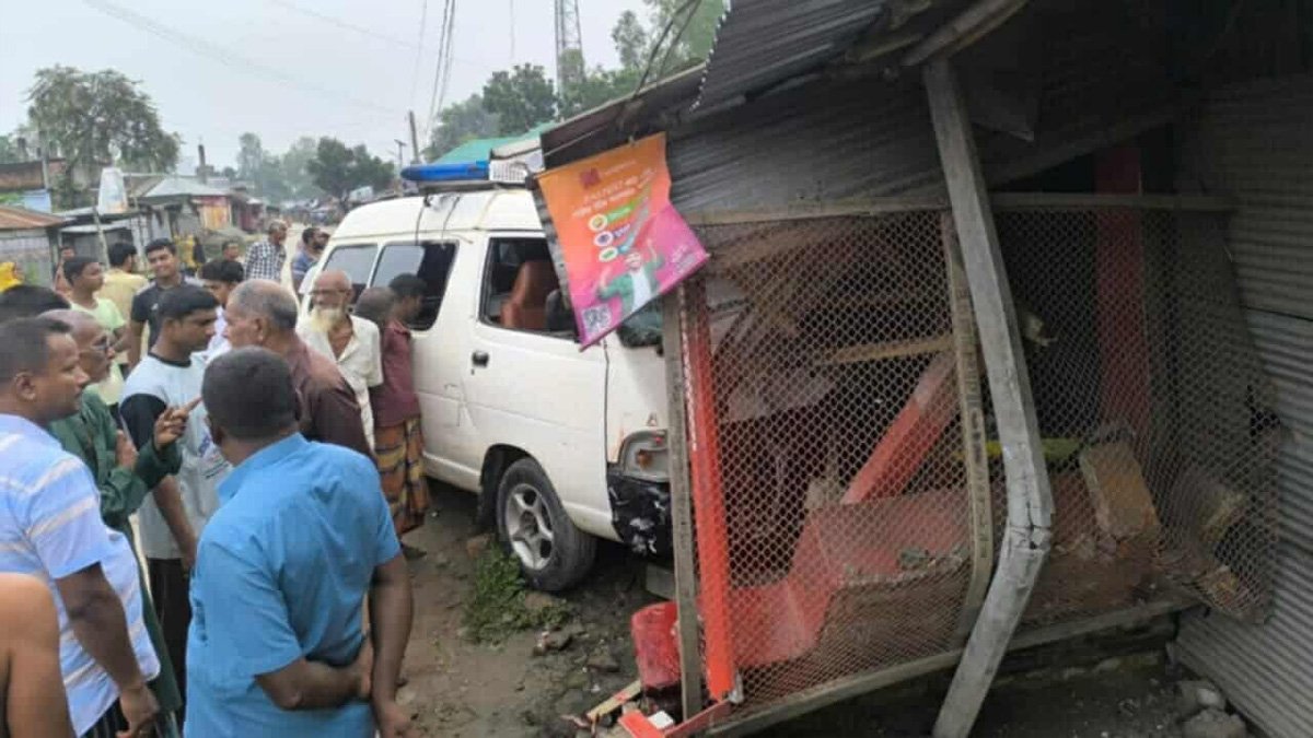 গাইবান্ধায় নিয়ন্ত্রণ হারিয়ে দোকানে ঢুকে পড়লো অ্যাম্বুলেন্স, যুবক নিহত