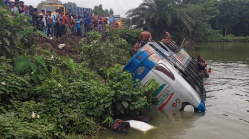 ঝিনাইদহের কালীগঞ্জে বাস উল্টে পুকুরে, আহত অন্তত ১০