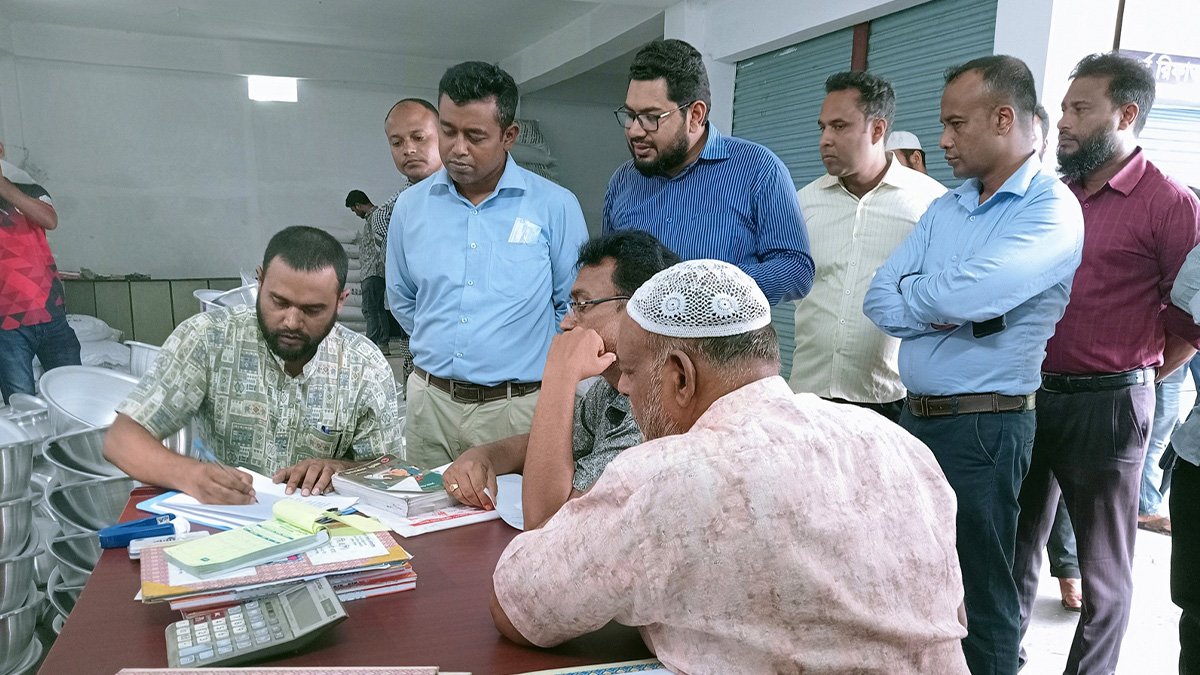 লুকিয়ে উচ্চমূল্যে অন্যত্র সার বিক্রি, ভ্রাম্যমাণ আদালতে জরিমানা লুকিয়ে উচ্চমূল্যে অন্যত্র সার বিক্রি, ভ্রাম্যমাণ আদালতে জরিমানা