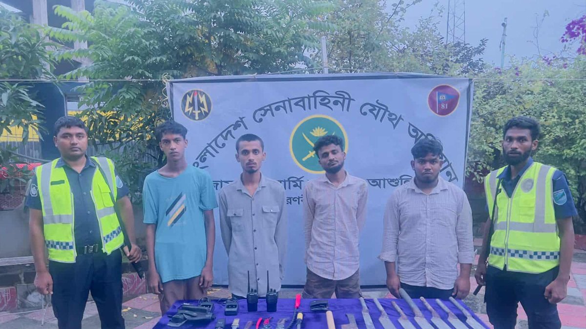 সাভারে বিপুল পরিমাণ দেশীয় অস্ত্রসহ কিশোর গ্যাংয়ের ৪ সদস্যকে গ্রেফতার করেছে যৌথ বাহিনী