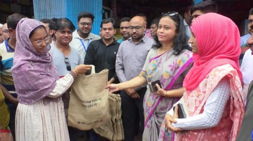 নাটোরে পরিবেশবান্ধব পাটের ব্যাগ বিতরণ