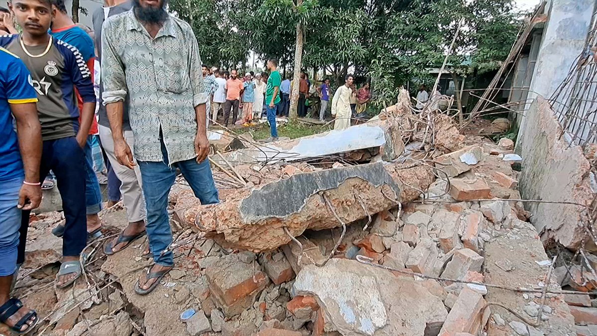 নেত্রকোণায় ভবন ভাঙার সময় ছাদ ধসে ৩ শ্রমিক নিহত