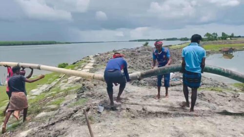 সাতক্ষীরা উপকূলে বেড়িবাঁধে বসানো পাইপ উচ্ছেদ