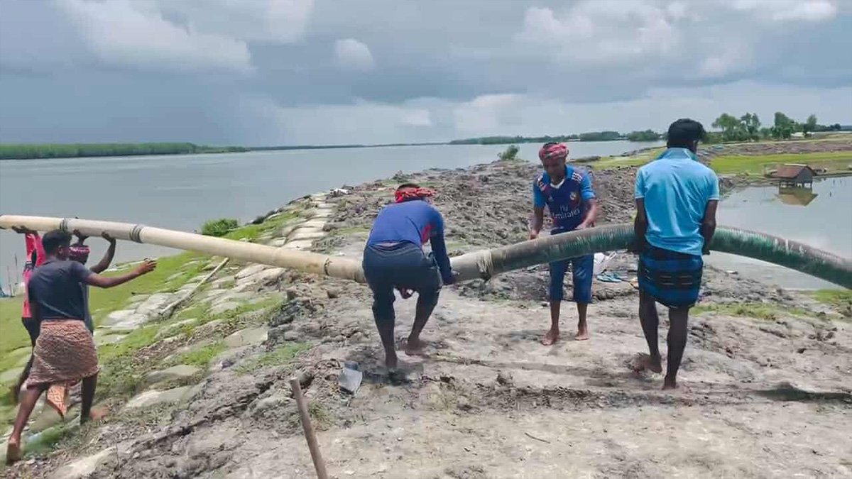 সাতক্ষীরা উপকূলে বেড়িবাঁধে বসানো পাইপ উচ্ছেদ সাতক্ষীরা উপকূলে বেড়িবাঁধে বসানো পাইপ উচ্ছেদ