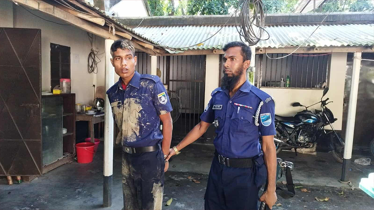 রাজবাড়ীর কালুখালীতে ভুয়া পুলিশ আটক  রাজবাড়ীর কালুখালীতে ভুয়া পুলিশ আটক