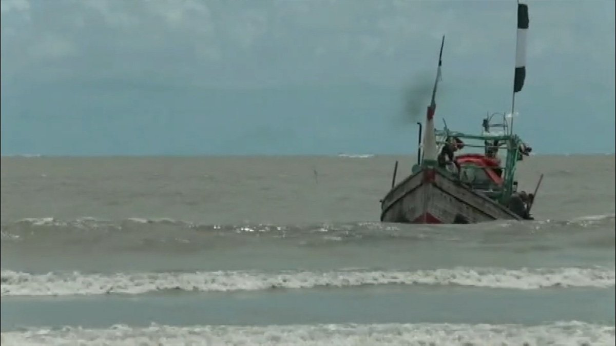 বঙ্গোপসাগরে ট্রলার ডুবির দুদিন পর ১৪ জেলেকে উদ্ধার, নিখোঁজ ৬