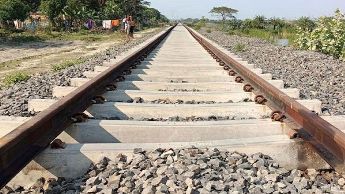 ঝিনাইদহে ফোনে কথা বলার সময় ট্রেনে কাটা পড়ে ব্যবসায়ীর মৃত্যু
