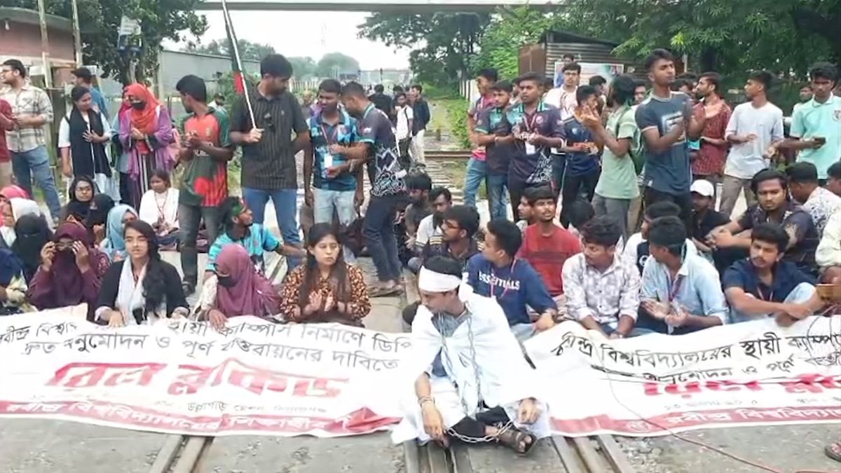 সিরাজগঞ্জে রেলপথ অবরোধ, রাজধানীর সাথে উত্তরবঙ্গের রেল যোগাযোগ বন্ধ