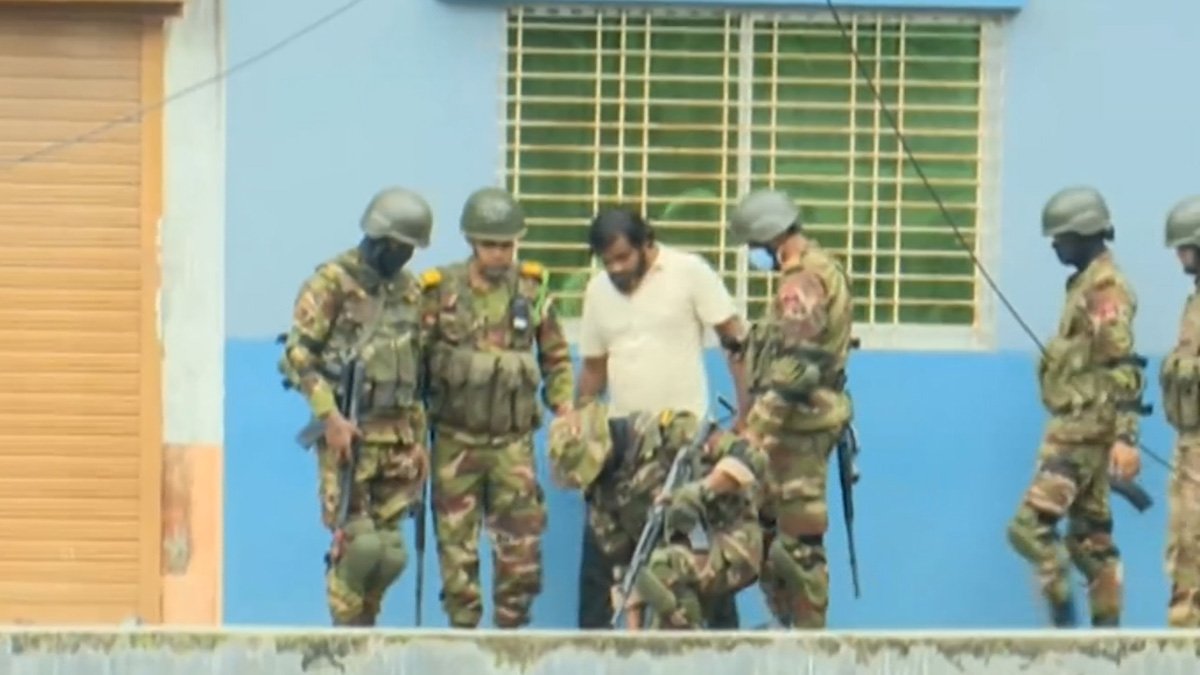 রাজশাহীতে কোচিং সেন্টার থেকে অস্ত্র ও বিস্ফোরক তৈরির সরঞ্জাম উদ্ধার, আটক ২ রাজশাহীতে কোচিং সেন্টার থেকে অস্ত্র ও বিস্ফোরক তৈরির সরঞ্জাম উদ্ধার, আটক ২