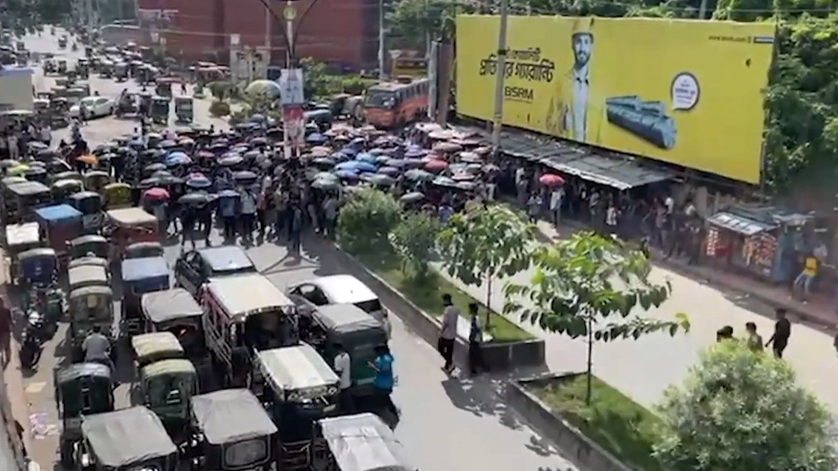 প্রকৌশল শিক্ষার্থীদের ওপর পুলিশি হামলার প্রতিবাদে ঢাকা-রাজশাহী মহাসড়ক অবরোধ