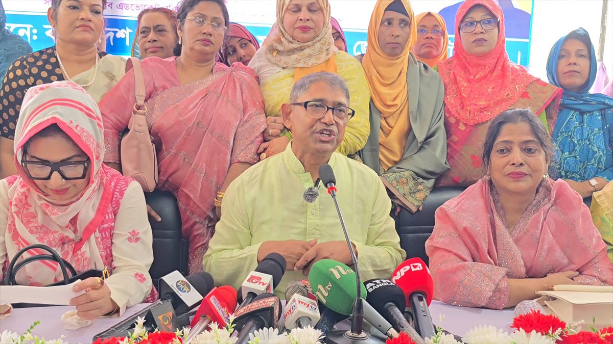 কিছু রাজনৈতিক দল গণতন্ত্রকে ব্যাহত করছে: আহমেদ আযম খান 